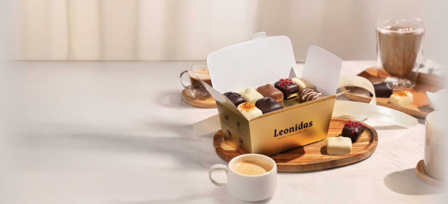 Ballotin Leonidas et café sur une table